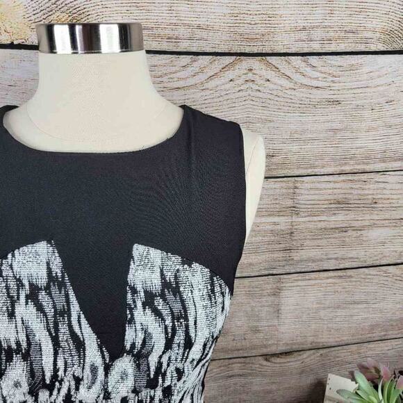 Dress Forum Fit and Flare Sleeveless Black White Dress Small - Picture 2 of 7